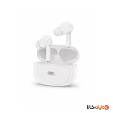 هندزفری بلوتوثی QCY مدل T15X یکی از محصولات کاربردی و اقتصادی برند QCY است که برای استفاده روزمره، گوش دادن به موسیقی و تماشای فیلم طراحی شده است. این مدل با طراحی ساده و ارگونومیک ساخته شده تا به‌خوبی در گوش قرار بگیرد و حتی در استفاده‌های طولانی مدت نیز احساس خستگی ایجاد نکند. همچنین این محصول در دو رنگ سفید و مشکی عرضه می‌شود تا کاربران بتوانند متناسب با سلیقه خود انتخاب کنند. یکی از ویژگی‌های مهم این ایرپاد، کنترل لمسی (Touch Control) است که استفاده از آن را بسیار راحت می‌کند. کاربران می‌توانند بدون نیاز به خارج کردن گوشی از جیب، تنها با لمس هدفون‌ها تماس‌ها را مدیریت کرده، موسیقی را پخش یا متوقف کنند و آهنگ‌ها را تغییر دهند. علاوه بر این، وجود قابلیت کاهش نویز باعث می‌شود صدای محیط تا حدی کاهش پیدا کند و کاربر بتواند هنگام گوش دادن به موسیقی یا تماشای فیلم، صدایی واضح‌تر و شفاف‌تر را تجربه کند. از نظر عملکرد باتری نیز QCY T15X عملکرد قابل قبولی دارد. این هندزفری با هر بار شارژ کامل می‌تواند تا ۸ ساعت شارژدهی داشته باشد که برای استفاده روزمره کاملاً مناسب است. همچنین کیس شارژ آن دارای باتری ۴۰۰ میلی‌آمپر ساعتی است که امکان چندین بار شارژ مجدد هدفون‌ها را فراهم می‌کند. مدت زمان لازم برای شارژ کامل دستگاه نیز حدود ۲ ساعت است. در حالت آماده‌به‌کار یا استندبای نیز این محصول تا ۸۰ ساعت شارژ خود را حفظ می‌کند. در بسته‌بندی این محصول کابل شارژ قرار دارد تا کاربران بتوانند به‌راحتی دستگاه را شارژ کنند. همچنین اصالت کالا تضمین شده و همراه با تضمین ۸ روزه ویژه دایان کالا ارائه می‌شود که باعث می‌شود خریداران با اطمینان بیشتری این محصول را تهیه کنند. ایرپاد کیو سی وای QCY مدل T15X