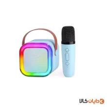 مینی اسپیکر مدل ZQS K12 یک اسپیکر جمع‌وجور و کاربردی است که برای استفاده روزمره، دورهمی‌های کوچک، سفر و حتی سرگرمی کودکان گزینه‌ای جذاب محسوب می‌شود. این محصول با طراحی زیبا و نورپردازی RGB، ظاهر مدرن و هیجان‌انگیزی دارد و در رنگ‌های آبی، صورتی و کرمی عرضه می‌شود تا با سلیقه‌های مختلف هماهنگ باشد. یکی از نقاط قوت اصلی ZQS K12، همراه داشتن یک میکروفون است که آن را به یک گزینه مناسب برای کارائوکه خانگی تبدیل می‌کند. با این قابلیت، می‌توانید همزمان موسیقی پخش کنید و با میکروفون آواز بخوانید یا برای سرگرمی از آن استفاده کنید. همچنین وجود کنترل صدا و تنظیمات مربوط به افکت صدا، میکروفن و اسپیکر، تجربه‌ای راحت‌تر و جذاب‌تر برای کاربر فراهم می‌کند. از نظر اتصالات، این اسپیکر از کارت حافظه، USB و AUX پشتیبانی می‌کند و همین موضوع باعث می‌شود در پخش موسیقی محدود به یک روش خاص نباشید. بنابراین می‌توانید به‌سادگی از فلش، کارت حافظه یا کابل AUX برای پخش صدا استفاده کنید. توان خروجی 5 وات برای یک اسپیکر کوچک، صدایی شفاف و قابل قبول ارائه می‌دهد و پاسخ فرکانسی 90Hz تا 18kHz نیز کمک می‌کند تا صداها با جزئیات مناسب پخش شوند. این ویژگی‌ها باعث می‌شود ZQS K12 برای پخش موسیقی، فایل‌های صوتی و سرگرمی‌های روزمره انتخابی خوب باشد. در مجموع، مینی اسپیکر ZQS K12 ترکیبی از طراحی زیبا، صدای مناسب، میکروفون همراه و اتصالات متنوع است؛ محصولی کوچک اما کاربردی که می‌تواند هم برای استفاده شخصی و هم برای هدیه دادن، انتخابی جذاب باشد.